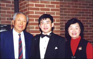 St. Louis Hosters Dr. Bill Tao (L) and Dr. Ching-Ling Tai